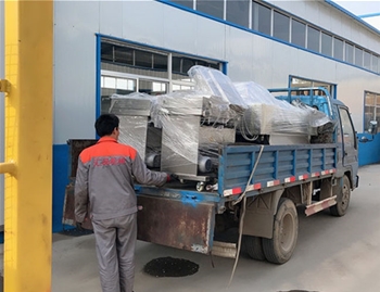 滾動(dòng)真空包裝機(jī)一臺(tái)，單室真空包裝機(jī)4臺(tái)發(fā)貨現(xiàn)場(chǎng)