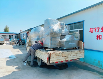 注射機(jī)2臺(tái)，滾揉機(jī)1臺(tái)，夾層鍋1臺(tái)，發(fā)貨