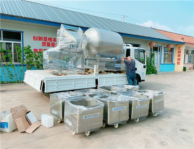 1200L真空滾揉機(jī)配液壓上料器加8臺可提升專用料車，發(fā)貨湖南常德