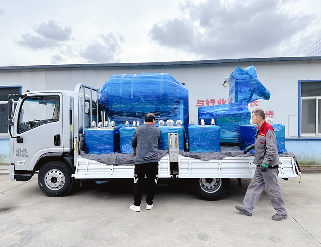 安徽阜陽牛肉加工廠訂購1200L真空滾揉機，上料器，料車發(fā)貨現(xiàn)場