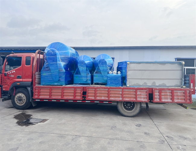 河南食品廠訂購真空滾揉機3臺，煮鍋2臺，晾肉架1臺，料車2臺發(fā)貨