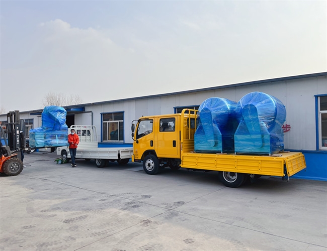 河南商丘牛肉加工廠訂購1200L滾揉機2臺，搭配液壓上料器發(fā)貨