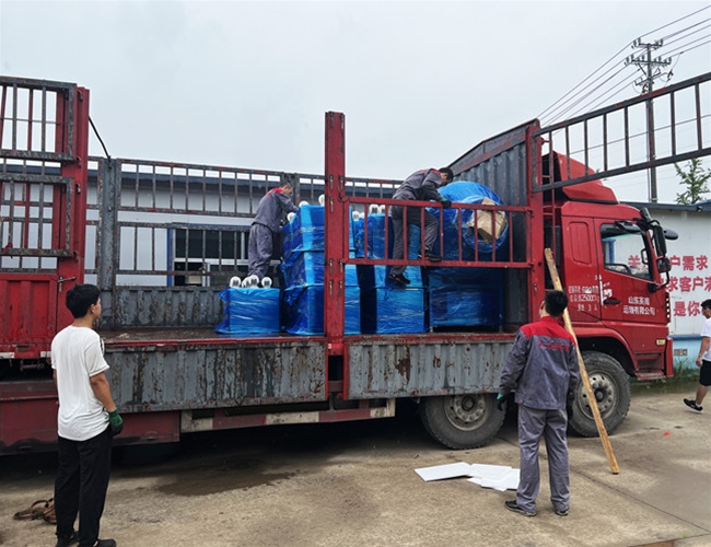 廣東魚片加工客戶1200L真空滾揉機配200L小料車20臺發(fā)貨現(xiàn)場