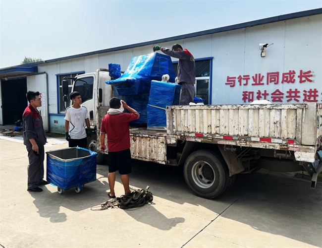 氣動鹽水注射機?200L料車3臺，發(fā)貨河南安陽