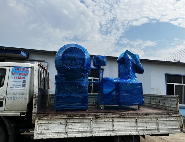 廣東魚(yú)片加工企業(yè)定制款滾揉機(jī)2臺(tái)搭配液壓上料器、提升料車(chē)發(fā)貨